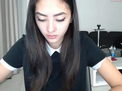 Cam whore Mariah95 fingers shaved pussy in front of the camera。